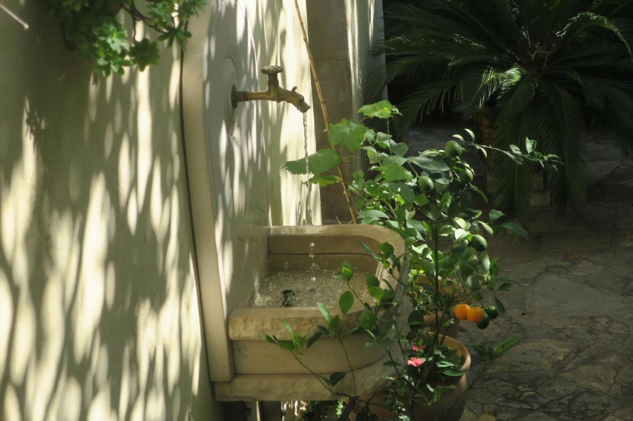 Tombe La Nefle Bed and Breakfast Avignon Exteriör bild